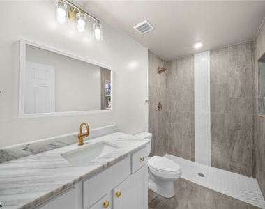 2405 Maple Avenue - Photo Thumbnail 12