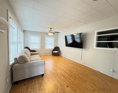 1123 1/2 Arlington Street - Photo Thumbnail 4