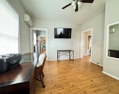 1123 1/2 Arlington Street - Photo Thumbnail 7