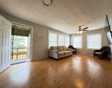 1123 1/2 Arlington Street - Photo Thumbnail 6
