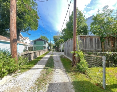 1123 1/2 Arlington Street - Photo Thumbnail 9