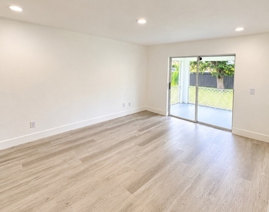 142 Sw 34th Place - Photo Thumbnail 4