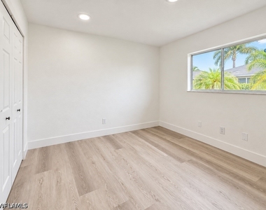 142 Sw 34th Place - Photo Thumbnail 10