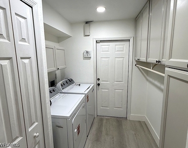 142 Sw 34th Place - Photo Thumbnail 9