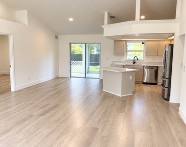142 Sw 34th Place - Photo Thumbnail 2