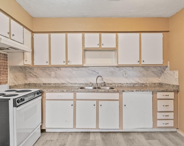 15221 Buckle Lane - Photo Thumbnail 4