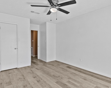 15221 Buckle Lane - Photo Thumbnail 7
