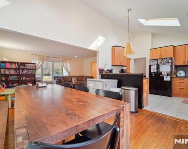 324 Brook - Photo Thumbnail 7
