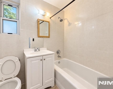 2345 Linwood - Photo Thumbnail 7