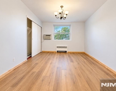 2345 Linwood - Photo Thumbnail 8