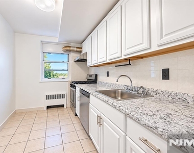 2345 Linwood - Photo Thumbnail 5