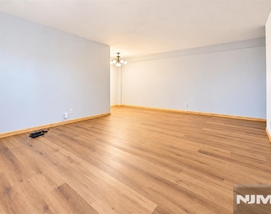 2345 Linwood - Photo Thumbnail 2