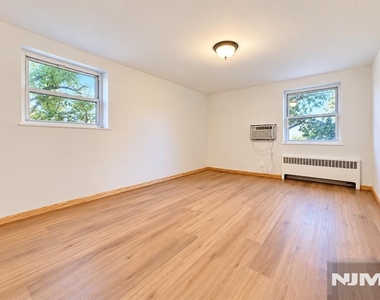 2345 Linwood - Photo Thumbnail 6