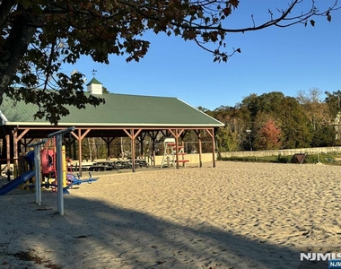 563 Lake Shore - Photo Thumbnail 20