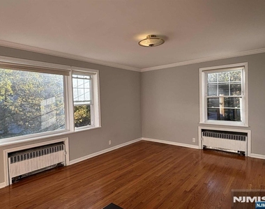 563 Lake Shore - Photo Thumbnail 2