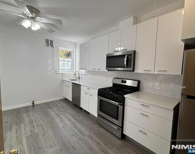 563 Lake Shore - Photo Thumbnail 10