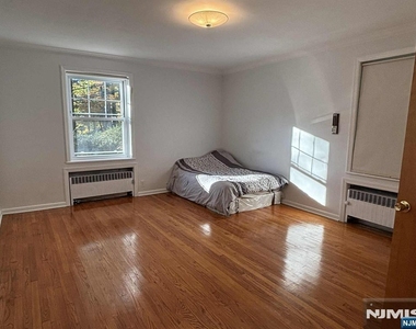 563 Lake Shore - Photo Thumbnail 4
