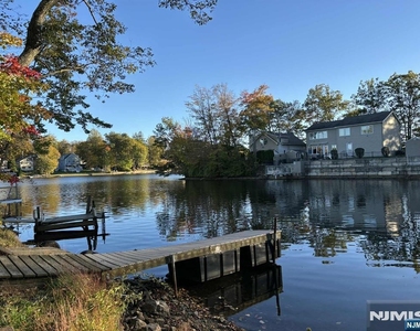 563 Lake Shore - Photo Thumbnail 18