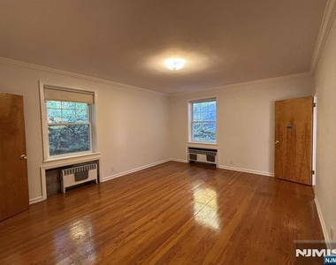 563 Lake Shore - Photo Thumbnail 6