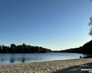 563 Lake Shore - Photo Thumbnail 21