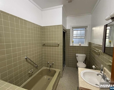 563 Lake Shore - Photo Thumbnail 12