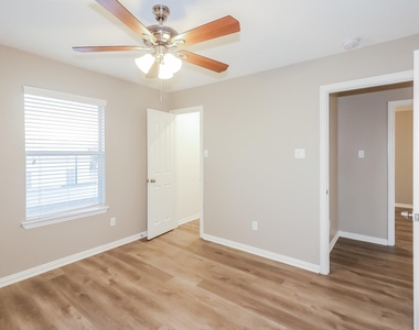 8414 Parapet Place - Photo Thumbnail 12