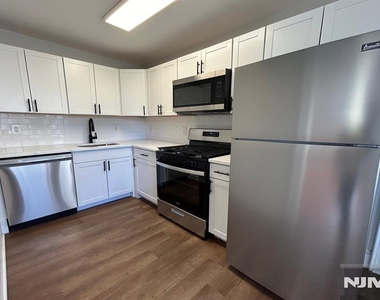 18 Lexington - Photo Thumbnail 4