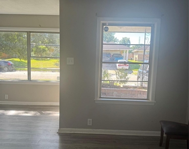 7947 Glenscott Street - Photo Thumbnail 6