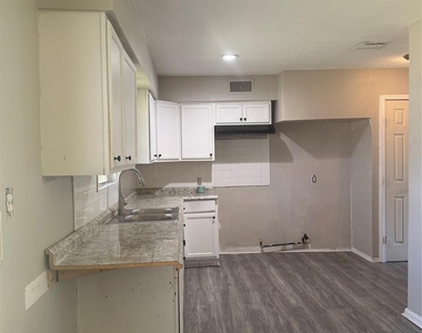 7947 Glenscott Street - Photo Thumbnail 3