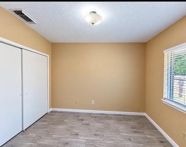 2206 Friarwood Trail - Photo Thumbnail 24