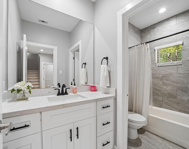 1614 Bonner Street - Photo Thumbnail 4