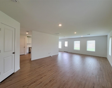 3038 Pensacola Drive - Photo Thumbnail 4