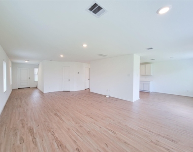 3038 Pensacola Drive - Photo Thumbnail 5