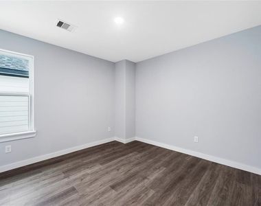 8215 Crestview Drive - Photo Thumbnail 16