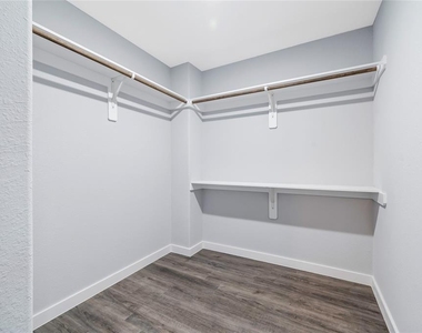 8215 Crestview Drive - Photo Thumbnail 23