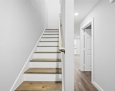 8215 Crestview Drive - Photo Thumbnail 12