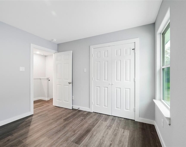 8215 Crestview Drive - Photo Thumbnail 17
