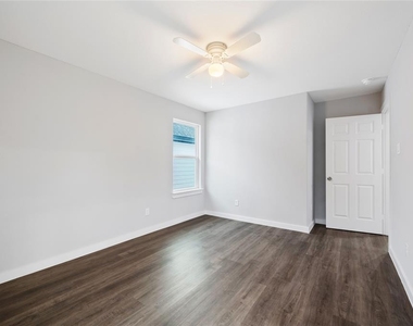 8215 Crestview Drive - Photo Thumbnail 20