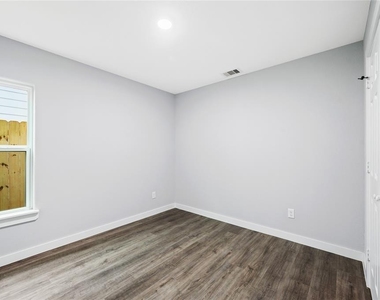8215 Crestview Drive - Photo Thumbnail 9