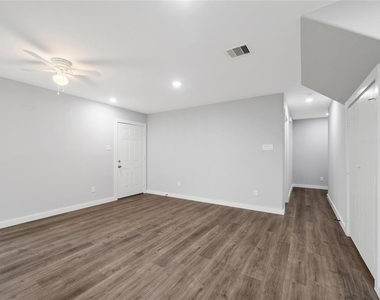 8215 Crestview Drive - Photo Thumbnail 4