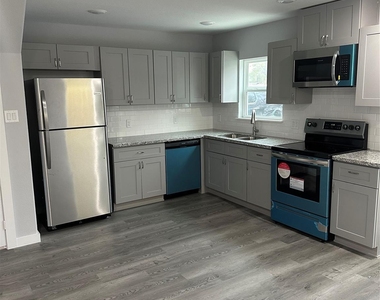 8215 Crestview Drive - Photo Thumbnail 6