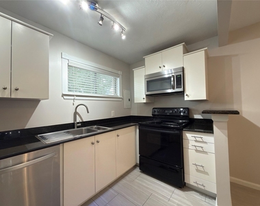 1502 Heights Boulevard - Photo Thumbnail 2