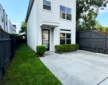 612 E 29th Street - Photo Thumbnail 3