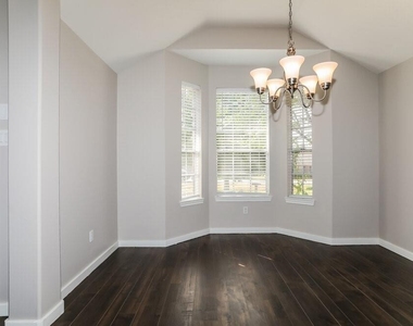 311 Lake View Drive - Photo Thumbnail 3