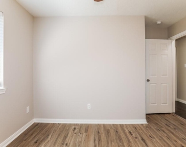 311 Lake View Drive - Photo Thumbnail 11