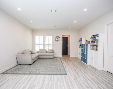 7906 Hopewell Ln - Photo Thumbnail 3
