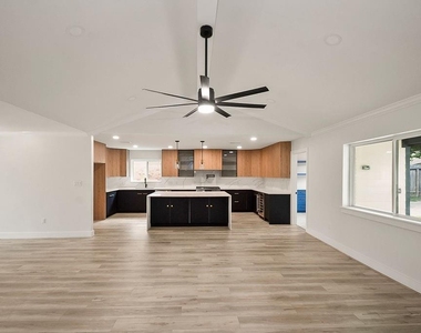 6106 Rutherglenn Drive - Photo Thumbnail 11