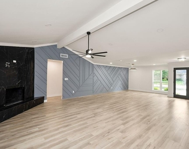 6106 Rutherglenn Drive - Photo Thumbnail 3