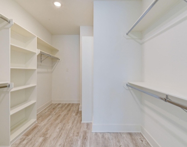2707 Oakwood Crest Lane - Photo Thumbnail 6