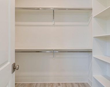 2707 Oakwood Crest Lane - Photo Thumbnail 15
